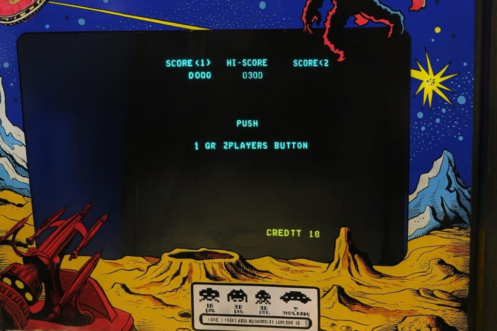 La borne Space Invaders de 1978 rallumée : l'attract mode s'affiche derrière la vitre illustrée Midway
